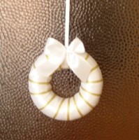 Venček biely so zlatou stuhou